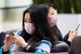 Đeo khẩu trang phòng chống nhiễm virus corona. (Nguồn: AP)