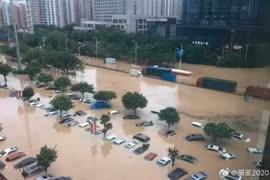 Đường phố ngập lụt do mưa dông kéo dài. (Nguồn: Weibo)