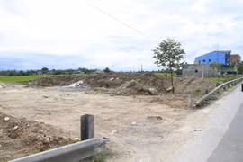 Người dân phá dỡ hộ lan để đấu nối trực tiếp từ tuyến Quốc lộ 1A vào đất vườn nhà. (Ảnh: Phan Quân/TTXVN)
