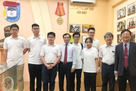 Các thành viên Đội tuyển dự thi Olympic Toán học quốc tế lần thứ 61. (Ảnh: TTXVN phát)