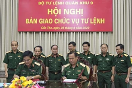 Ký biên bản bàn giao chức vụ Tư lệnh Quân khu 9 giữa Trung tướng Nguyễn Hoàng Thủy (bên phải) và Thiếu tướng Nguyễn Xuân Dắt. (Ảnh: TTXVN phát)