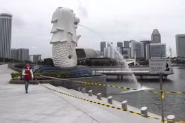 Người dân đeo khẩu trang phòng lây nhiễm COVID-19 tại Singapore ngày 27/5. (Ảnh: THX/TTXVN)