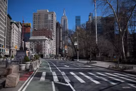 Cảnh vắng vẻ trên đường phố tại New York, ngày 26/3/2020, trong bối cảnh dịch COVID-19 lan rộng. (Ảnh: THX/TTXVN)