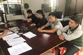 Bốn đối tượng trong băng nhóm cho vay lãi nặng bị tạm giữ. (Ảnh: Thanh Tân/TTXVN)