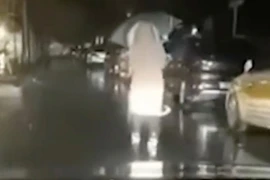 Người chồng đi theo và soi đường cho vợ là bác sỹ tại Vũ Hán. (Nguồn: shanghai.ist)