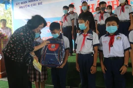 Phó Chủ tịch Nước Đặng Thị Ngọc Thịnh trao quà và học bổng cho học sinh có hoàn cảnh đặc biệt khó khăn xã Hậu Mỹ Bắc B. (Ảnh: Minh Trí/TTXVN)