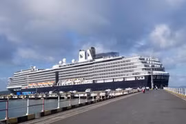 Du thuyền MS Westerdam neo tại cảng Sihanoukville, Tây Nam Campuchia ngày 14/2. (Ảnh: THX/TTXVN)