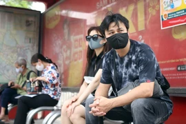 Người dân Việt Nam đeo khẩu trang phòng chống dich COVDID-19. (Ảnh: Danh Lam/TTXVN)