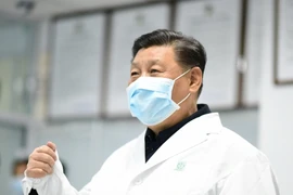 Chủ tịch Trung Quốc Tập Cận Bình trong chuyến thị sát một bệnh viện tại Bắc Kinh, nơi các bệnh nhân nhiễm COVID-19 được điều trị. (Ảnh: THX/TTXVN)