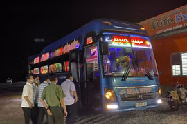 Điều tra, giám sát dịch tễ tại bến xe Vị Thanh. (Ảnh: Duy Khương/TTXVN)