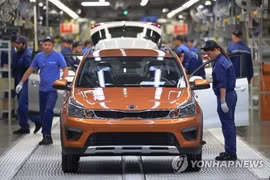 Công nhân làm việc tại nhà máy của Hyundai tại St. Petersburg. (Nguồn: Yonhap)