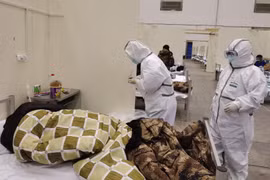 Nhân viên y tế điều trị cho bệnh nhân nhiễm virus corona chủng mới tại Vũ Hán, tỉnh Hồ Bắc, Trung Quốc, ngày 8/2/2020. (Ảnh: THX/TTXVN)
