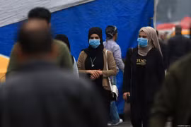 Người dân Qatar đeo khẩu trang phòng chống COVID-19. (Nguồn: altaghier.tv)