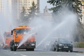 Phun khử trùng đường phố nhằm ngăn chặn sự lây lan của dịch COVID-19 tại Moskva, Nga. (Ảnh: THX/TTXVN)