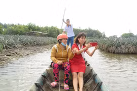 Du khách thích thú với mô hình homestay và farmstay. (Ảnh: Ánh Tuyết/TTXVN)