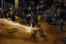 Lực lượng an ninh Liban đã sử dụng vòi rồng giải tán người biểu tình. (Nguồn: AP)