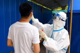 Nhân viên y tế lấy mẫu xét nghiệm COVID-19 cho người dân tại Bắc Kinh, Trung Quốc ngày 20/6. (Ảnh: THX/TTXVN)