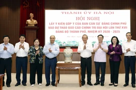 Thủ tướng Nguyễn Xuân Phúc tặng quà lưu niệm cho Đảng bộ thành phố Hà Nội. (Ảnh: Thống Nhất/TTXVN)