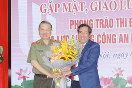 Trong ảnh: Đồng chí Thuận Hữu, Ủy viên Trung ương Đảng, Phó Trưởng Ban Tuyên giáo Trung ương, Tổng Biên tập Báo Nhân Dân tặng hoa chúc mừng Đại tướng Tô Lâm, Ủy viên Bộ Chính trị, Bộ trưởng Bộ Công an. (Ảnh: Doãn Tấn/TTXVN)