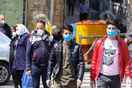 Người dân đeo khẩu trang phòng dịch COVID-19 tại Tehran, Iran. (Ảnh: AFP/TTXVN)