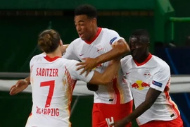 Tyler Adams (giữa) mang chiến thắng về cho RB Leipzig. (Nguồn: Sky)