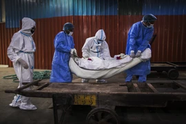 Chuyển thi thể bệnh nhân tử vong do COVID-19 tại New Delhi, Ấn Độ. (Ảnh: AFP/TTXVN)