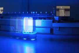Robot này tấn công virus bằng bức xạ tia cực tím (UV) sóng ngắn. (Nguồn: gulfnews.com)