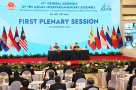 Chủ tịch Quốc hội Nguyễn Thị Kim Ngân, Chủ tịch AIPA 41 và Phó Chủ tịch Thường trực Quốc hội Tòng Thị Phóng, Trưởng đoàn Đại biểu Quốc hội Việt Nam tại AIPA điều hành Phiên toàn thể thứ nhất Đại hội đồng AIPA 41. (Ảnh: TTXVN)