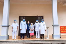 Các y bác sỹ Bệnh viện Đa khoa huyện Đồng Văn (Hà Giang) chụp ảnh với bệnh nhân 268 khi được công bố khỏi bệnh. (Ảnh: TTXVN phát)
