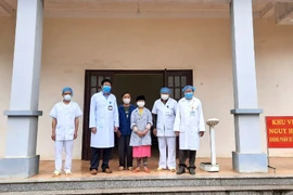 Các y bác sỹ Bệnh viện Đa khoa huyện Đồng Văn (Hà Giang) chụp ảnh với bệnh nhân 268 khi được công bố khỏi bệnh. (Ảnh: TTXVN phát)