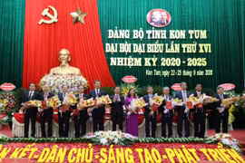 Tặng hoa các đồng chí Ủy viên Ban Chấp hành Đảng bộ tỉnh khóa XV không tái cử khóa mới. (Ảnh: Cao Nguyên/TTXVN)