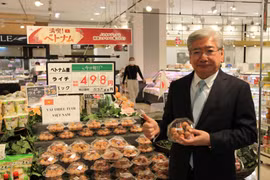 Ông Soichi Okazaki, Giám đốc Điều hành Công ty TNHH AEON, đánh giá cao chất lượng vải thiều của Việt Nam. (Ảnh: Đào Thanh Tùng/TTXVN)