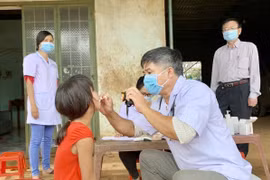 Ngành y tế tỉnh Gia Lai thực hiện khám sàng lọc cho người dân tại làng Bông Hiot, xã Hải Yang, huyện Đak Đoa, nơi có ca bệnh bạch hầu tử vong. (Ảnh: TTXVN)