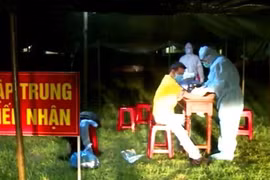 Ông T.Q.H ở xã Quảng Châu, huyện Quảng Trạch, Quảng Bình được kiểm tra y tế và cách ly tập trung sau khi tiếp xúc gần với bệnh nhân Covid-19 số 51. (Ảnh: Võ Dung/TTXVN)