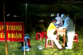 Ông T.Q.H ở xã Quảng Châu, huyện Quảng Trạch, Quảng Bình được kiểm tra y tế và cách ly tập trung sau khi tiếp xúc gần với bệnh nhân Covid-19 số 51. (Ảnh: Võ Dung/TTXVN)