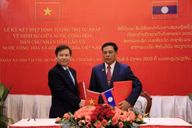 Viện trưởng Viện Kiểm sát nhân dân tối cao Việt Nam Lê Minh Trí và Viện trưởng Viện Kiểm sát nhân dân tối cao Lào Khamsan Souvong. (Ảnh: Phạm Kiên/TTXVN)