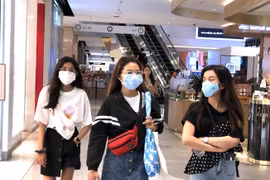 Khẩu trang là vật dụng cần thiết của người dân Thái Lan ra khỏi nhà để phòng chống dịch COVID-19. (Ảnh: Ngọc Quang/TTXVN)