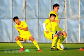 U23 Việt Nam nỗ lực tập luyện trước trận gặp U23 UAE. (Ảnh: Hoàng Linh/TTXVN)