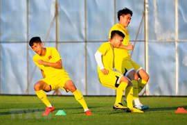 U23 Việt Nam nỗ lực tập luyện trước trận gặp U23 UAE. (Ảnh: Hoàng Linh/TTXVN)