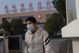 Một người dân Trung Quốc đeo khẩu trang phòng nhiểm viêm phổi. (Nguồn: Getty Images)