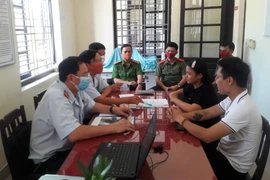 Cơ quan chức năng làm việc với chủ tài khoản mạng xã hội Facebook 'Vương Huyền Túi.' (Ảnh: Mai Trang/TTXVN)