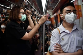 Người dân đeo khẩu trang phòng lây nhiễm virus corona tại Bangkok, Thái Lan. (Ảnh: AFP/TTXVN)