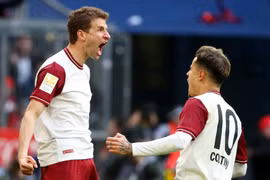Mueller (trái) giúp Bayern chiến thắng. (Nguồn:: Getty Images)