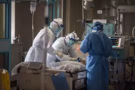Dịch COVID-19 bùng phát ở nhiều quốc gia. (Nguồn: AFP/TTXVN)