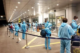 Các công dân Việt Nam được đưa về nước. (Ảnh: TTXVN phát)