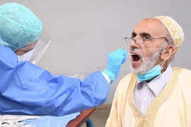 Nhân viên y tế lấy mẫu xét nghiệm COVID-19 tại Sale, Maroc. (Ảnh: THX/TTXVN)