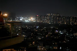 Hình ảnh người dân Ấn Độ thắp đèn truyền thống 'thách thức bóng tối'