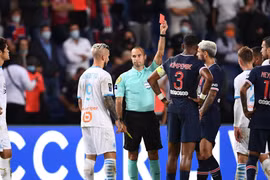 Trọng tài đã phải rút ra 5 thẻ đỏ dành cho cầu thủ của PSG và Marseille. (Nguồn: Getty Images)