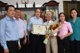Ông Nguyễn Thiện Nhân thăm, chúc thọ người cao tuổi tiêu biểu ở TP.HCM