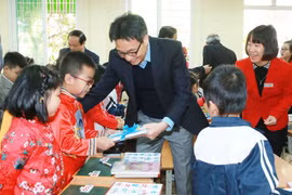 Phó Thủ tướng Vũ Đức Đam chúc Tết, tặng sách học sinh Hà Nội